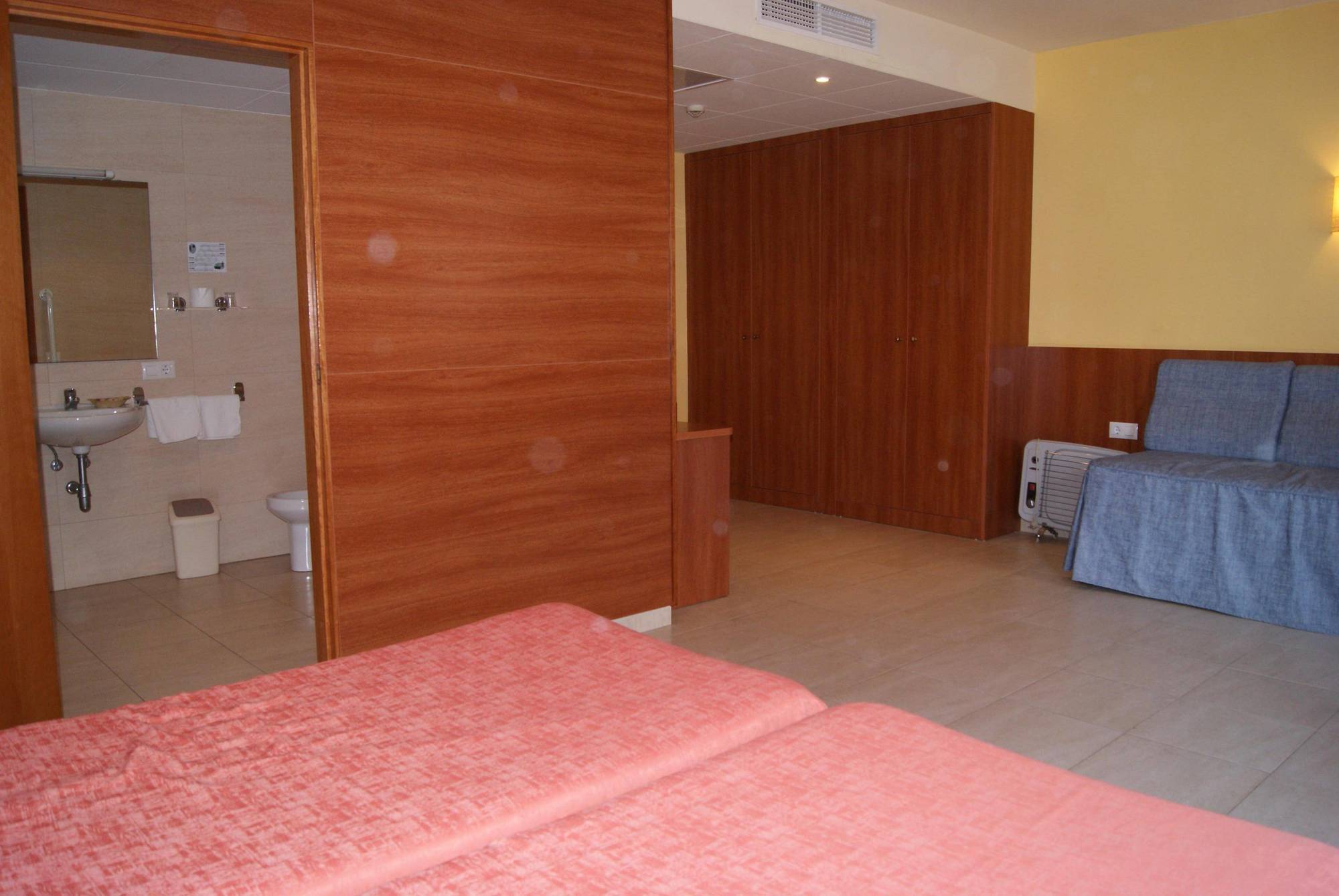 Hotel Checkin Montpalau 皮内达德马尔 外观 照片