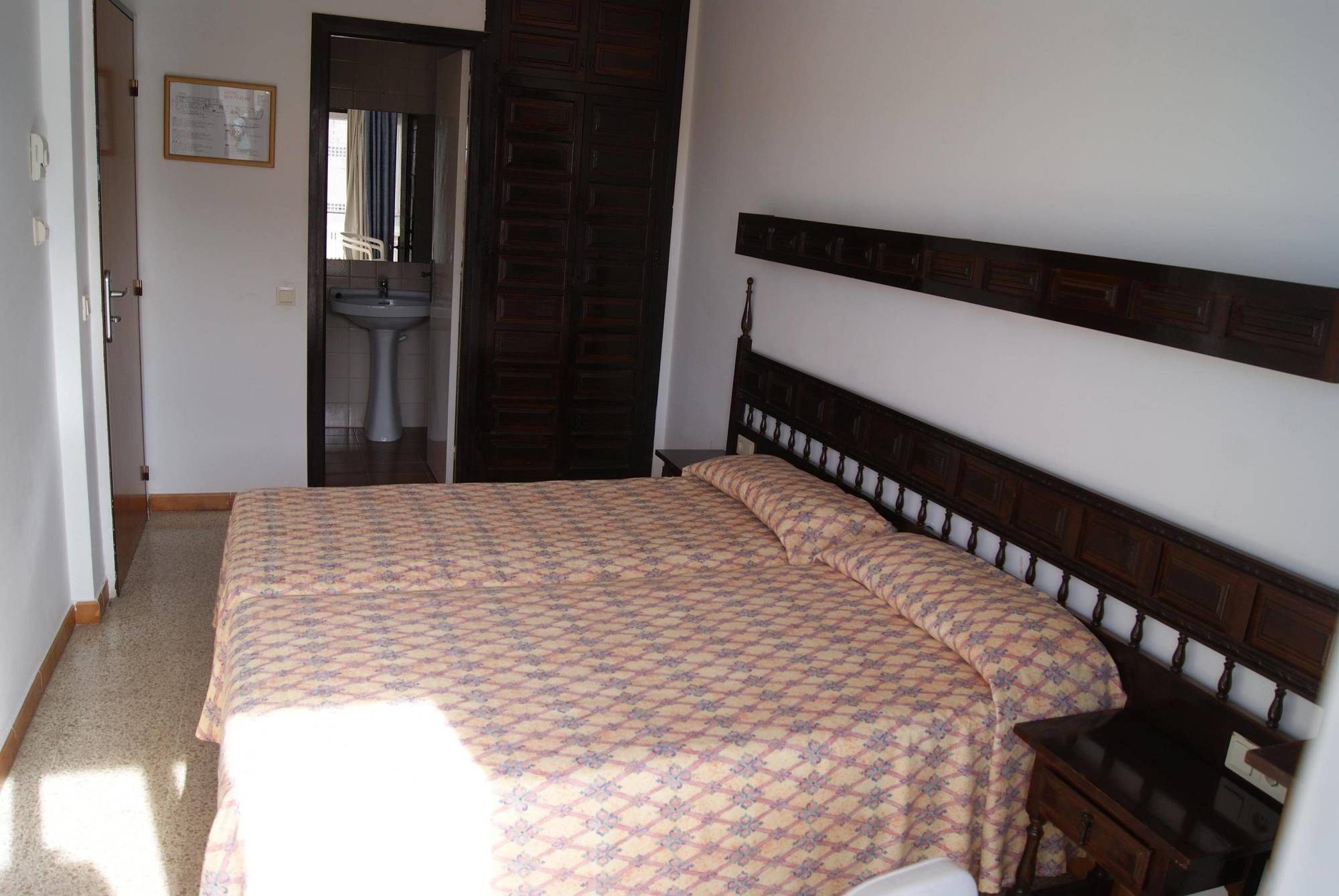 Hotel Checkin Montpalau 皮内达德马尔 外观 照片