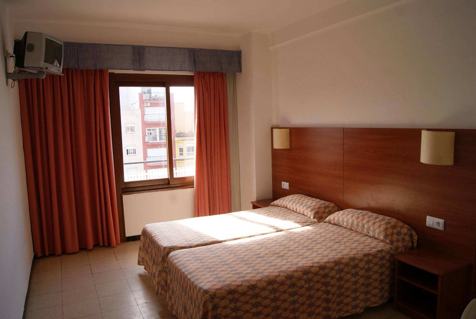 Hotel Checkin Montpalau 皮内达德马尔 外观 照片