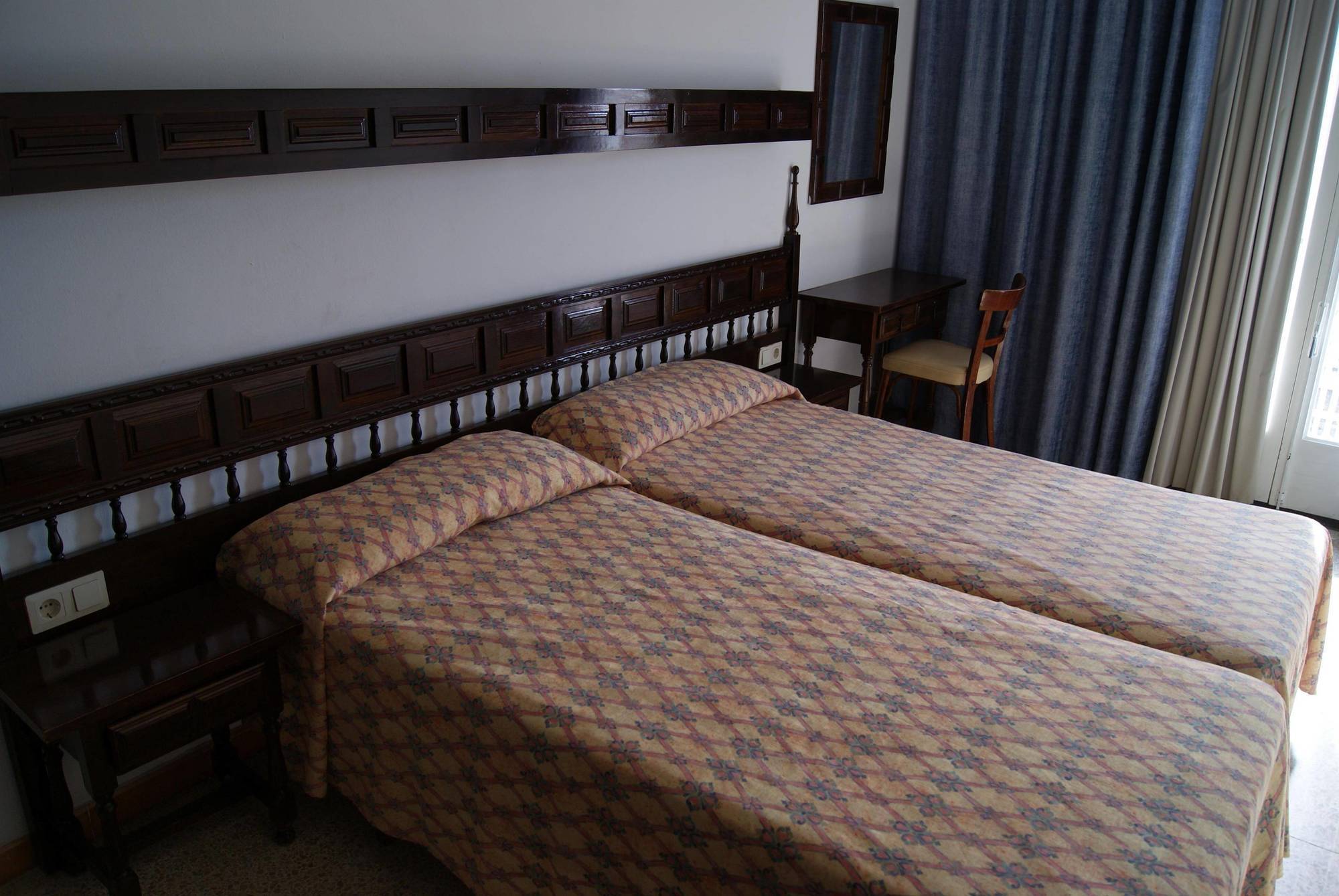 Hotel Checkin Montpalau 皮内达德马尔 外观 照片